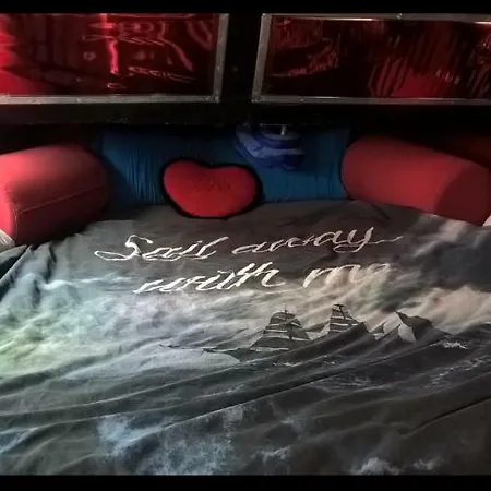 Bed N Boat Hotel na wodzie